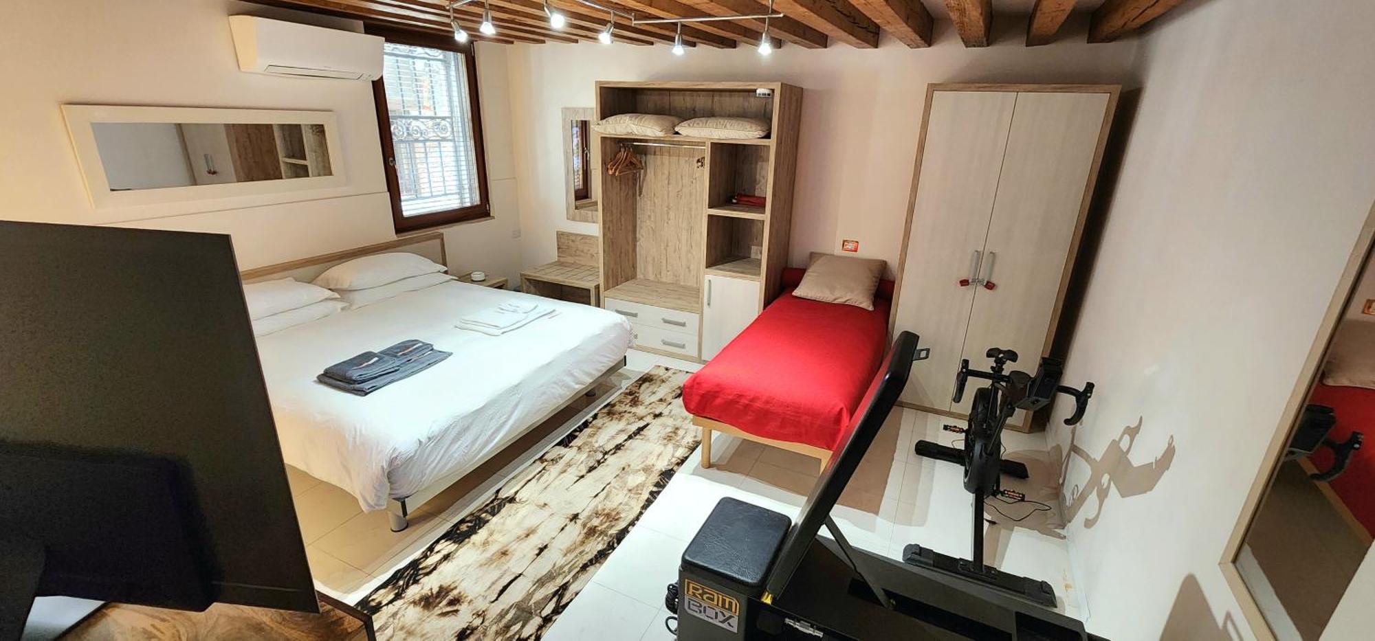 Apartment 5 Schei De Mona: Venetian-style Concierge Service Venice